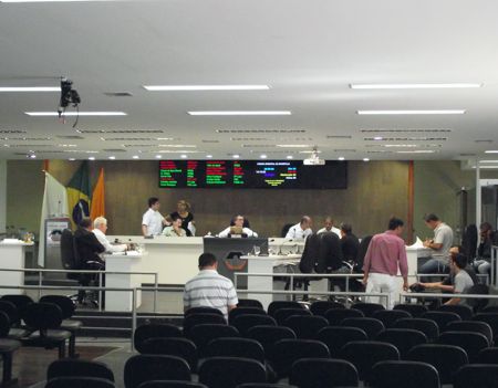 VEREADORES COM JUIZO votam, sem pedir sobrestamento, aprovação de Projeto que mantém 300 empregos em Divinópolis